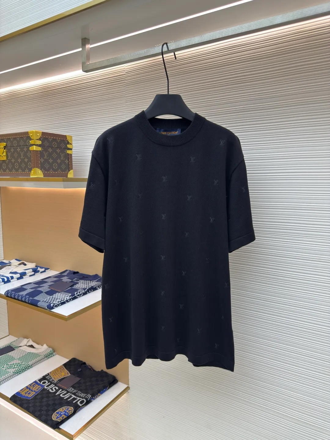 LOUIS VUITTON full-width embroidered knitted short-sleeve ●Authentic product: purchased and developed for 11400 ●Item number: 1680375-A75 ●Fabric: blended yarn fabric ●Technology: full-width embroidery production ●Version: fitted version ●Weight: about 345 grams ●Size: XS-S-M-L ●Description: Made of blended yarn, the composition is 95% cotton, 5% spandex. This fabric uses spun yarn, which is a must-have material for summer knitted short-sleeves. The cotton upper body has a more three-dimensional effect and good ventilation. The polyester material allows the clothes to remain elastic after being worn for a long time. This embroidery uses full-width computer-positioned embroidery. The 10 rows of embroidery on the front and back are consistent with the original version. The entire garment is embroidered with about 80 stitches and about 12,000 stitches. The embroidery is aligned diagonally up and down across the entire width. This crew-neck shirt is designed with sleek lines and full-scale embroidery depicting the LV Blason pattern. It can be easily integrated into casual or formal looks, making it a classic choice during the changing seasons. The overall color is consistent with no color difference. It can be matched with the same style to create a fashionable look, and can be used in various occasions. Customized accessories, complete with three standards, the same style for men and women!